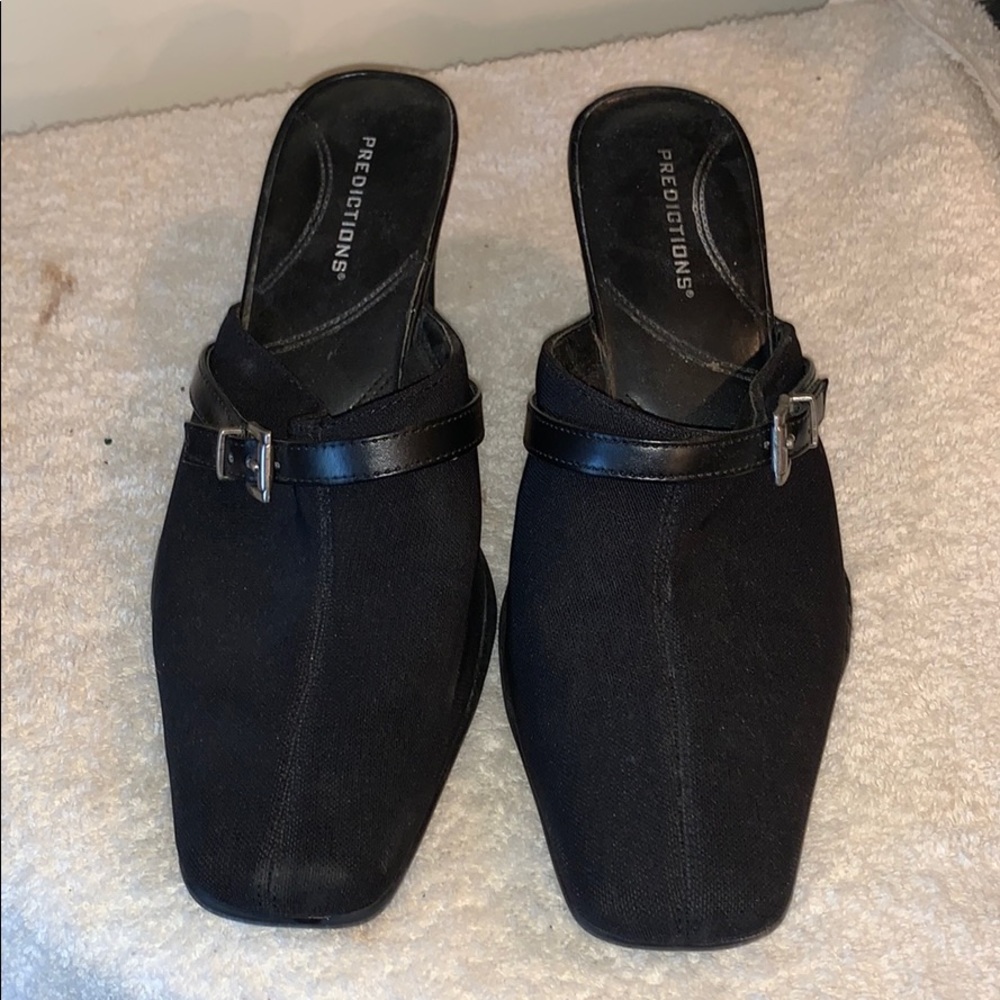 Black pumps